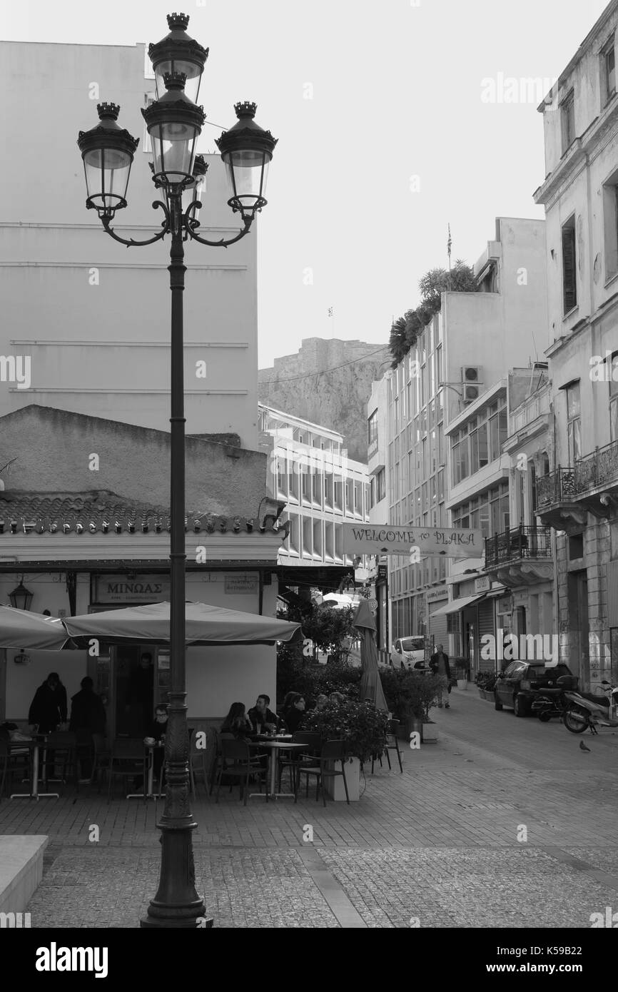 Athen, Griechenland - 20. FEBRUAR 2016: Personen an kleinen Cafe Bar in der Innenstadt von Athen, Griechenland sitzen. Schwarz und Weiß. Stockfoto