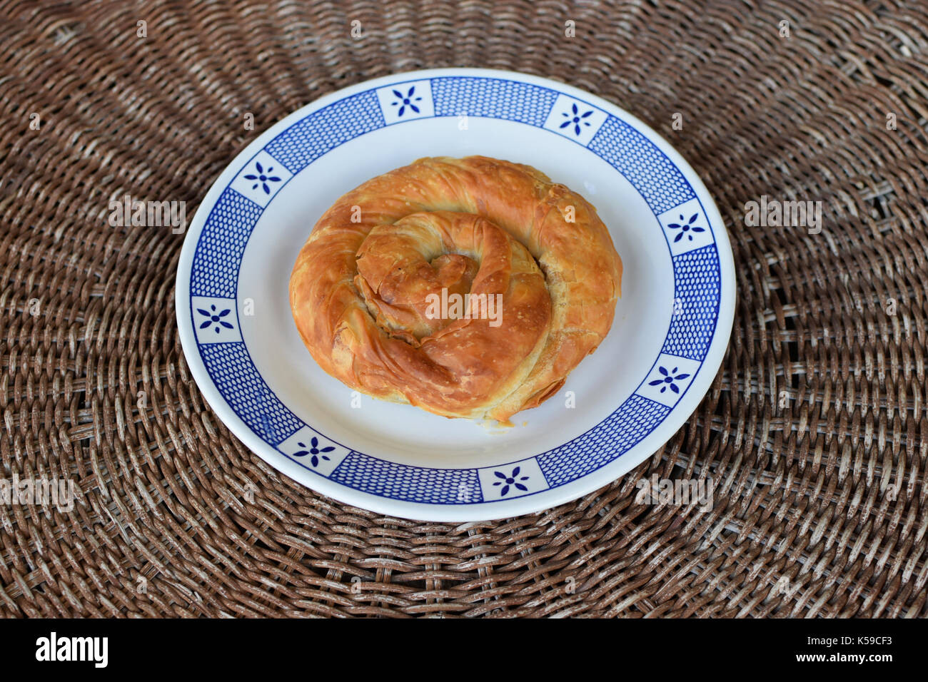 Griechische Spirale pie traditionell gefüllt mit Käse, Lauch oder Spinat. Vegetarische Küche Vorspeisen Teller. Stockfoto