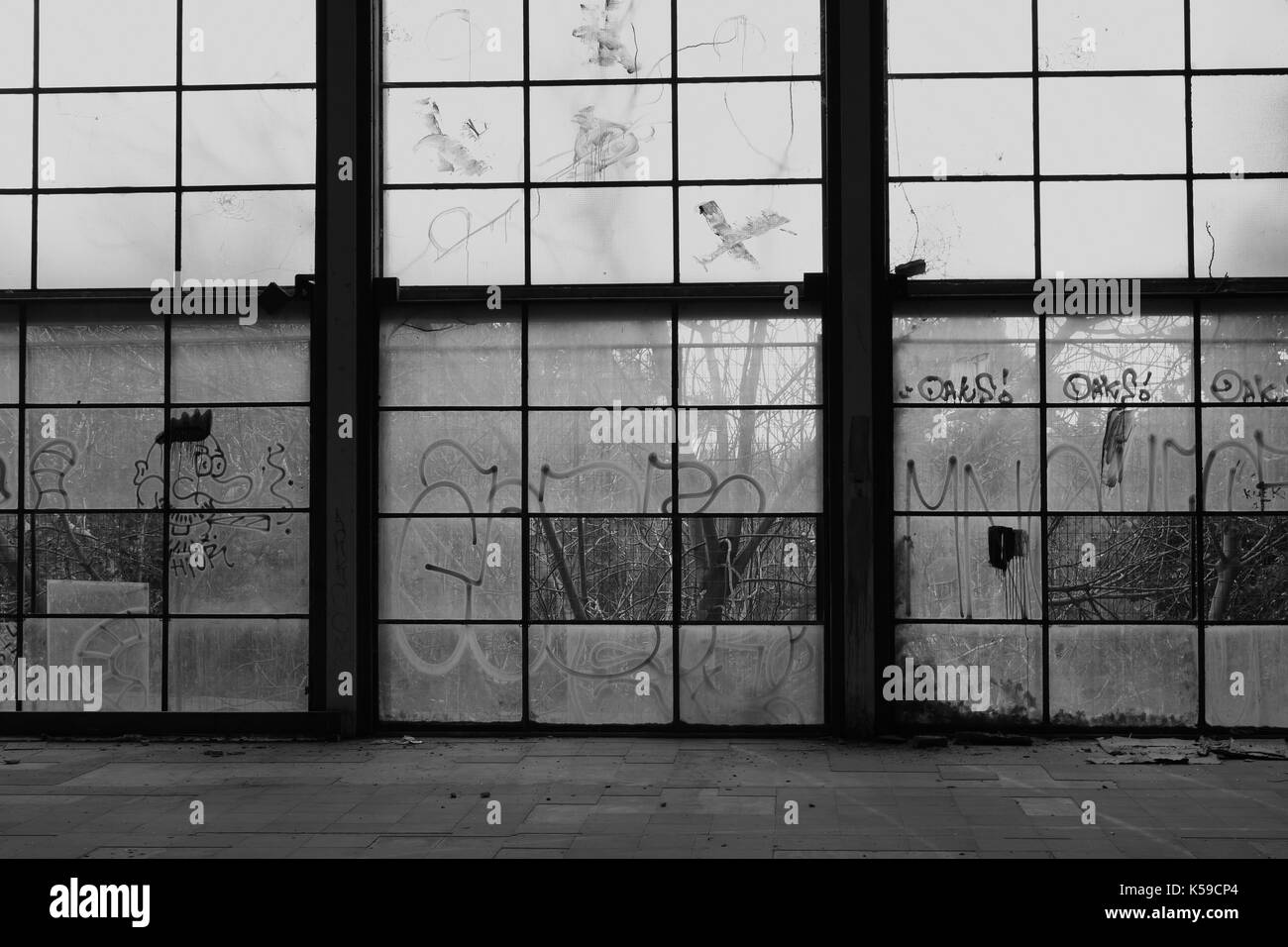 Glas Wand kaputte Fenster in verlassenen Turnhalle Innenraum. Schwarz und Weiß. Stockfoto
