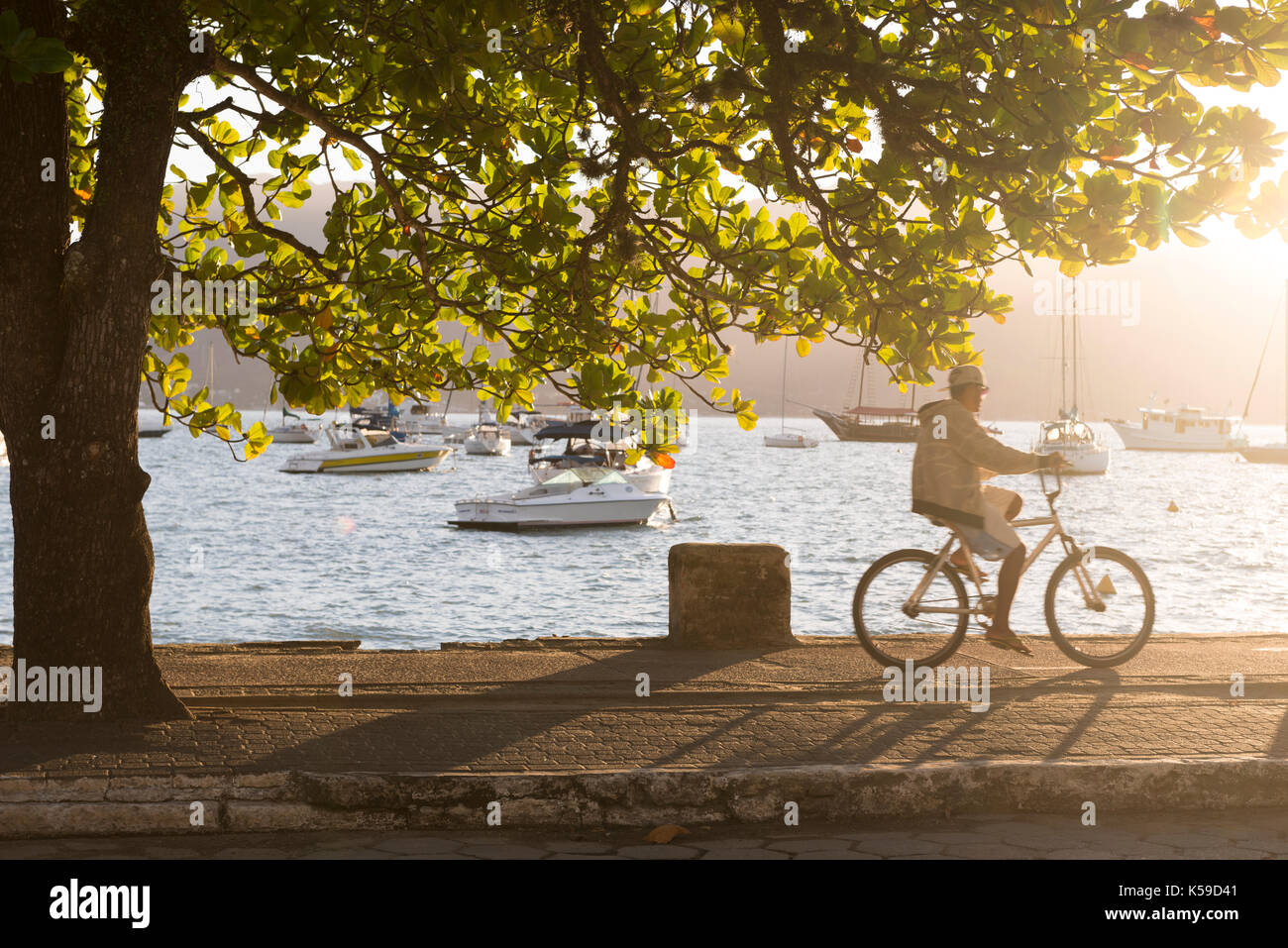 Ein Radfahrer in Ilhabela, SP, Brasilien Stockfoto