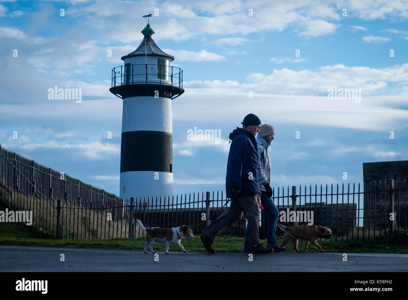 Hund Wanderer gekleidet in kaltem Wetter Kleidung vorbei Southsea Castle in Portsmouth Stockfoto