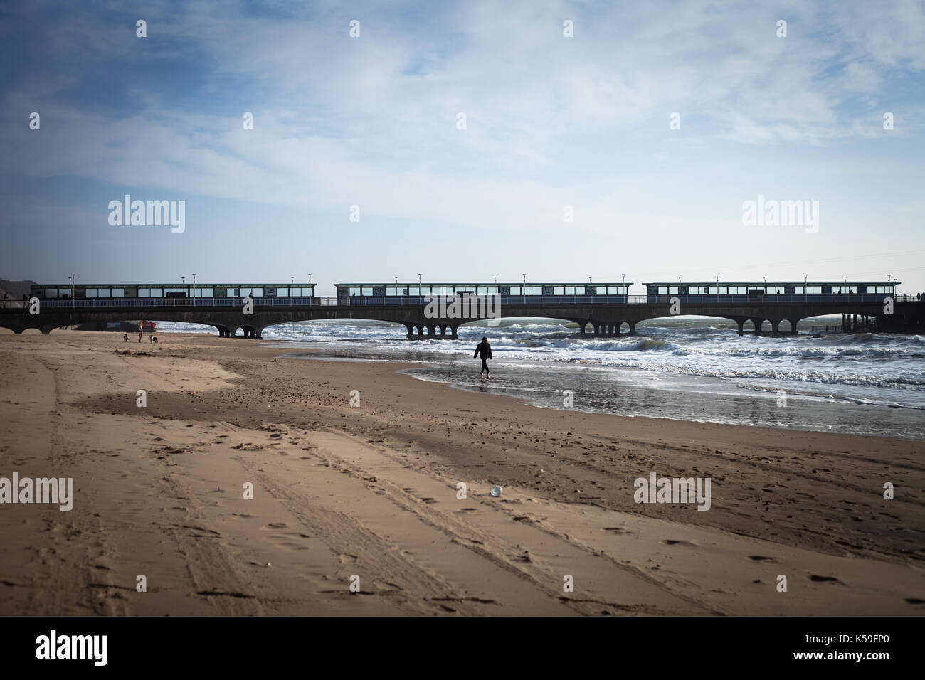 Durch das Meer, Blick auf die Seebrücke, Strand, Küste, Bournemouth, Südküste, England Stockfoto