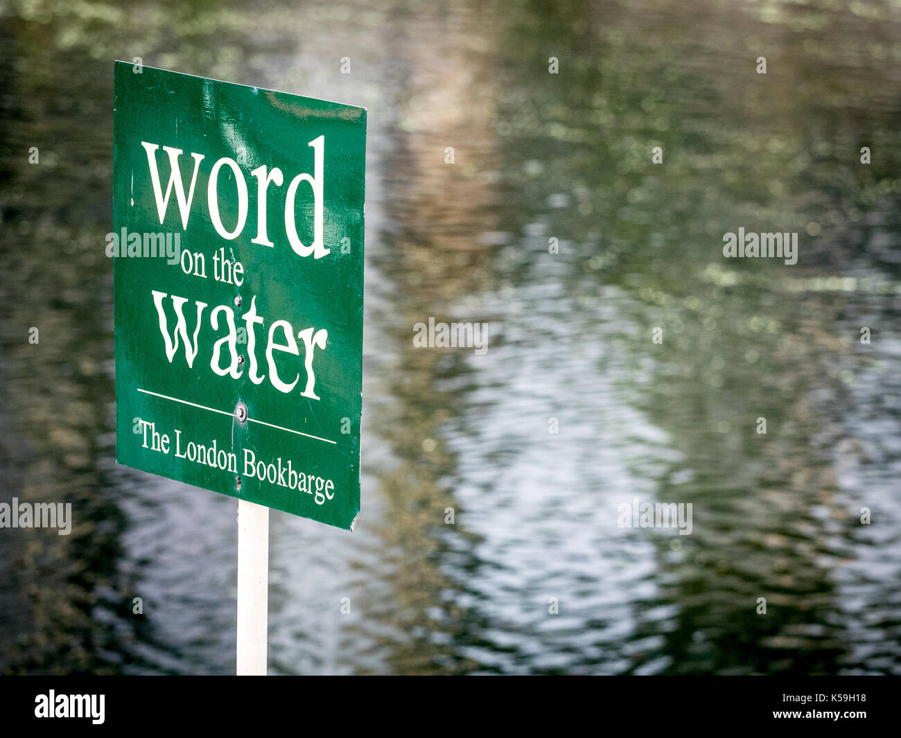 Zeichen für Word auf dem Wasser schwimmende Buchladen an der Londoner Regents Canal in der Nähe der Kings Cross Station in London, Großbritannien Stockfoto
