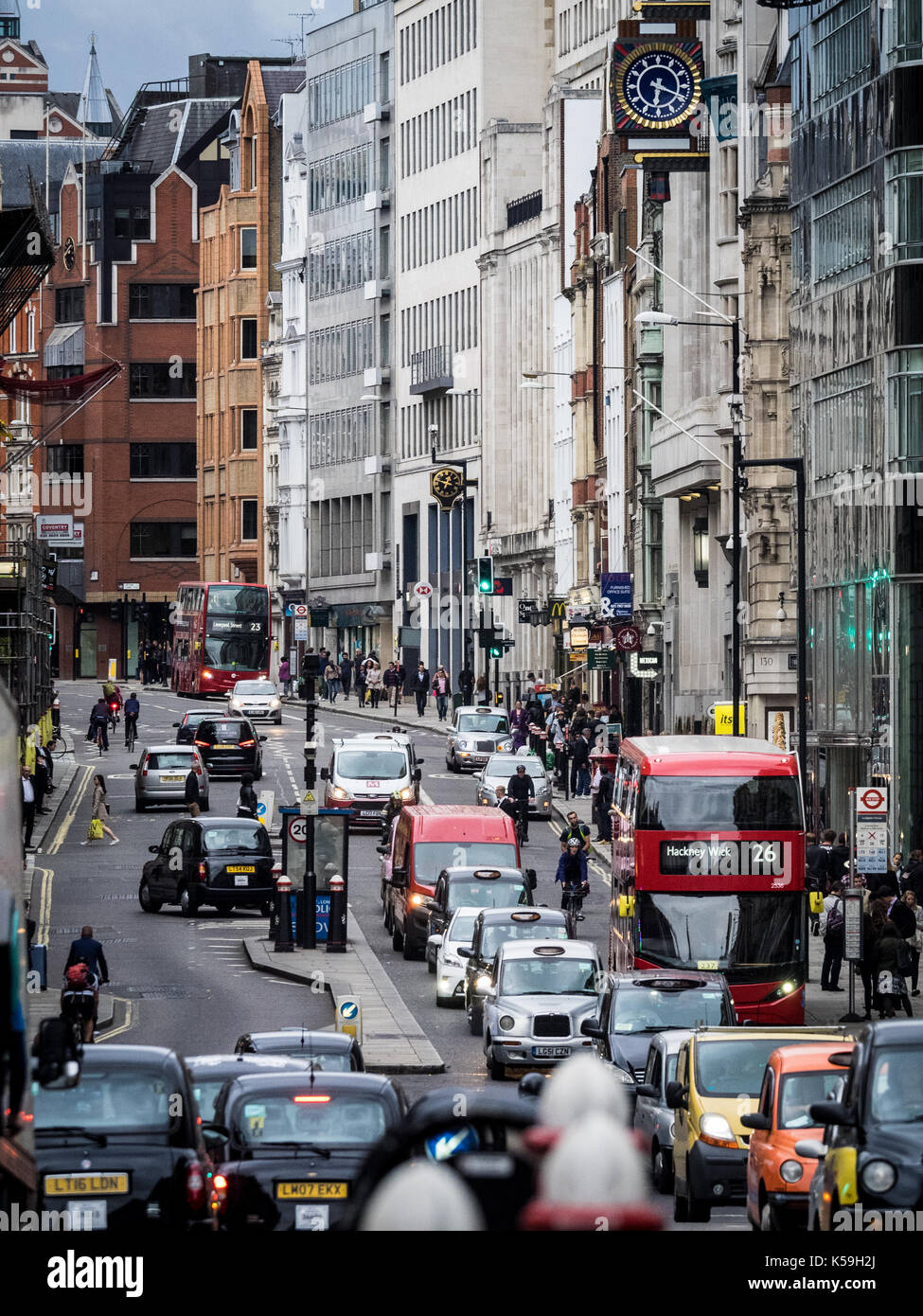 London Verkehrs- und Straßenbild der Fleet Street und Ludgate Hill in London, Großbritannien Stockfoto