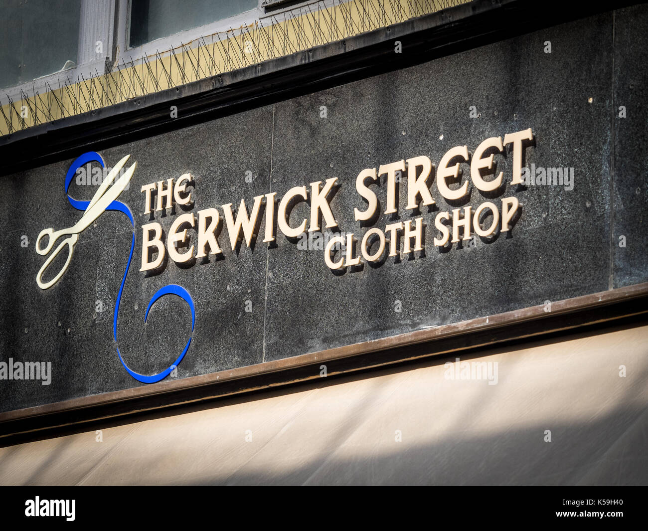 Berwick Street Tuch Shop - ein Tuch und Stoff store in Berwick Street im Londoner Stadtteil Soho. Die Straße ist für eine Vielzahl von Gewebe bekannt Stockfoto