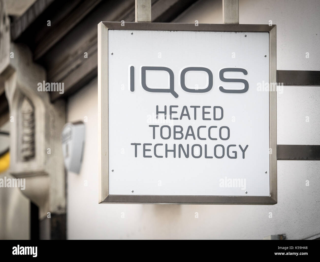IQOS Technologie Zeichen außerhalb einen Laden in Soho in London - IQOS ist von Philip Morris International vermarktet und ist eine Hitze-nicht-Produkt brennen Stockfoto