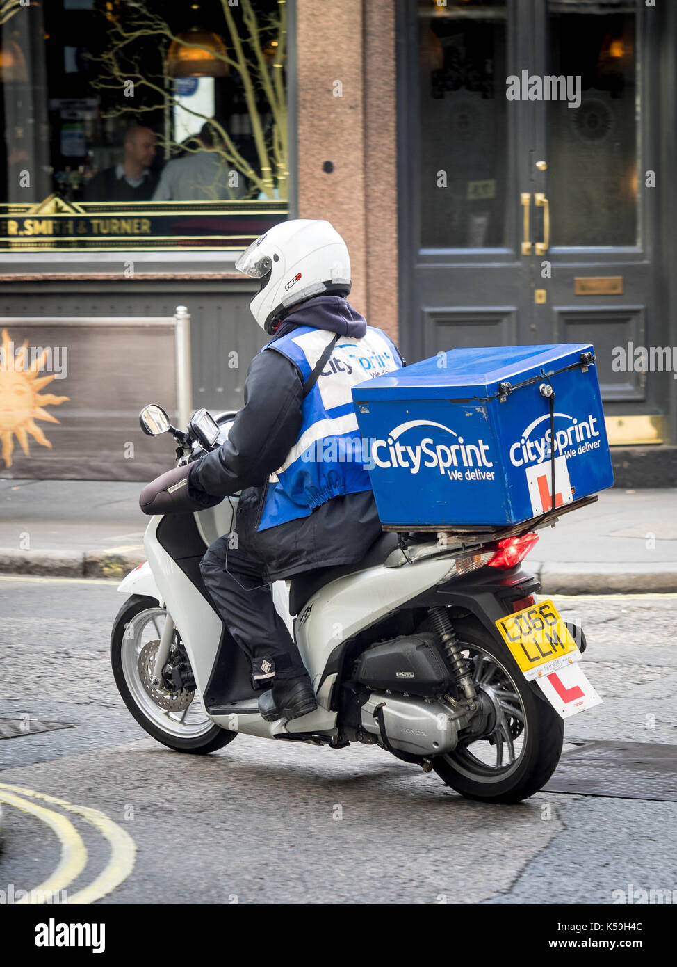 Ein CitySprint Kurier Striche durch die engen Straßen von Soho in London, Großbritannien Stockfoto