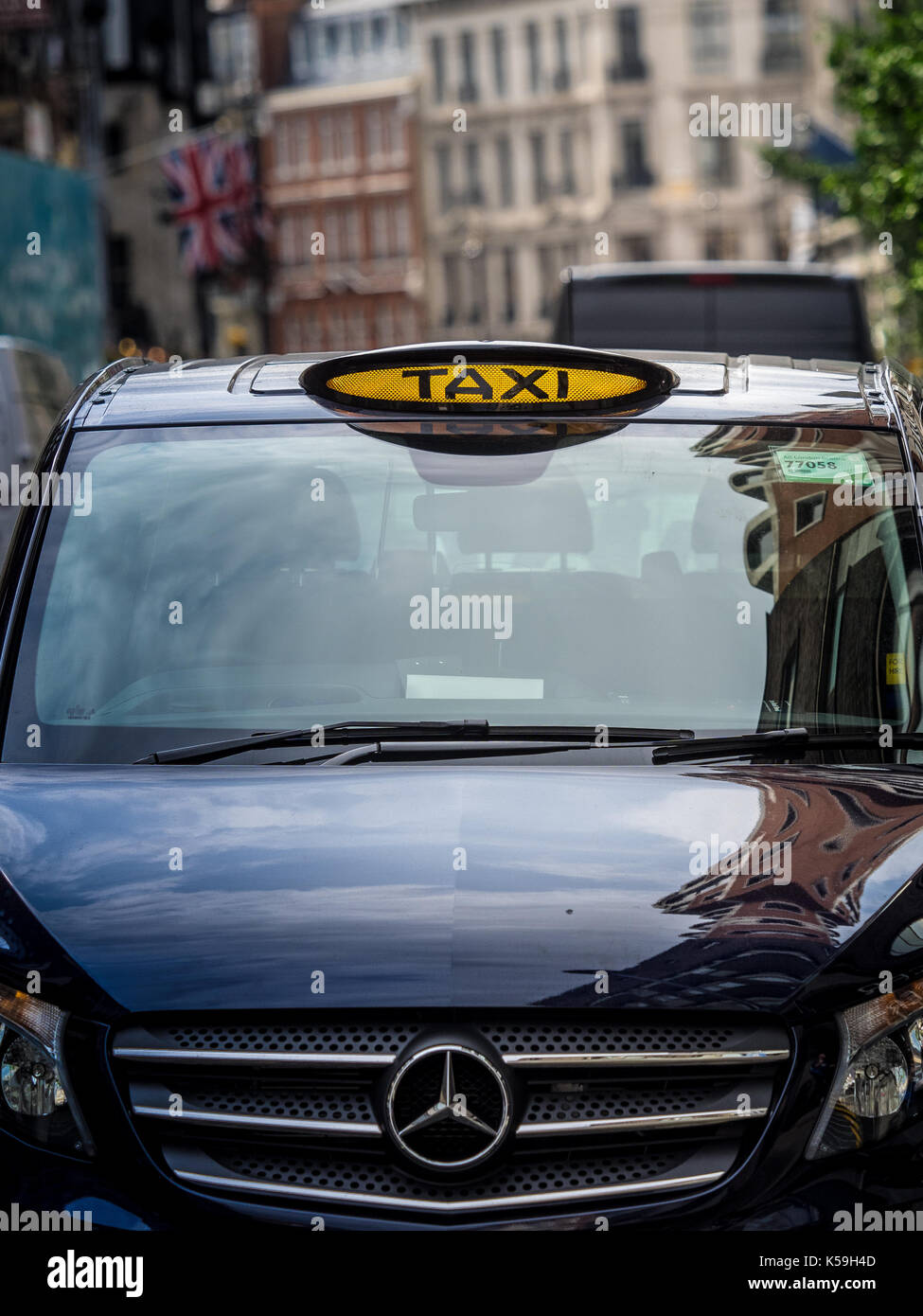 Mercedes Vito London Taxi Black Cab - Zeichen auf einem Mercedes Vito Taxi in Central London. Der Vito ist eine Alternative zu den traditionellen Black Cab Stockfoto