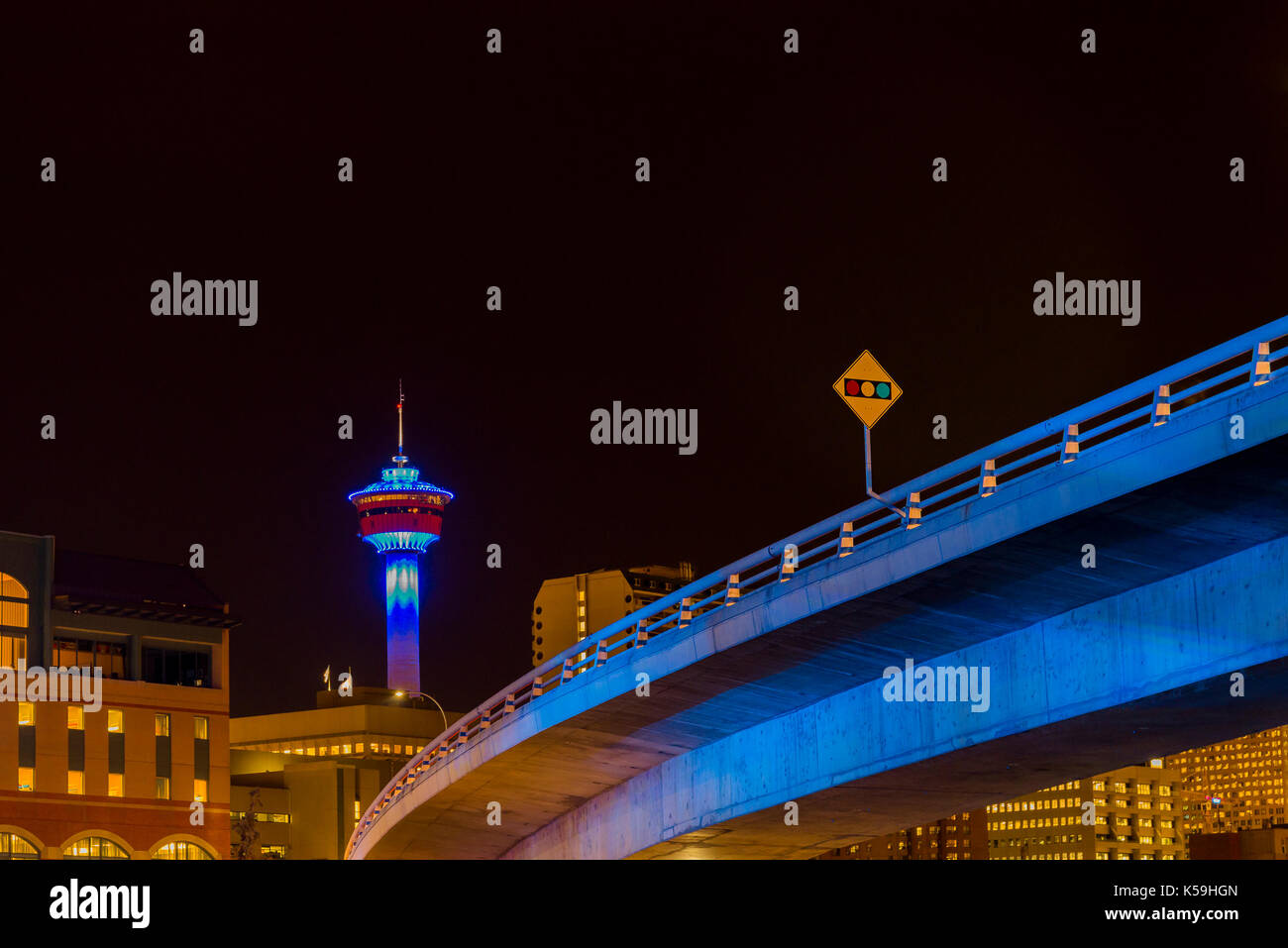 Calgary Tower bei Nacht, Calgary, Alberta, Kanada. Stockfoto