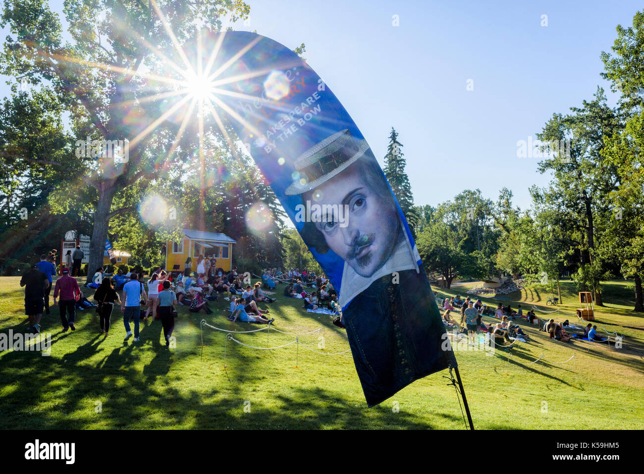 Publikum kommt für Shakespeare durch den Bogen, Princes Island Park, Calgary, Alberta, Kanada Stockfoto