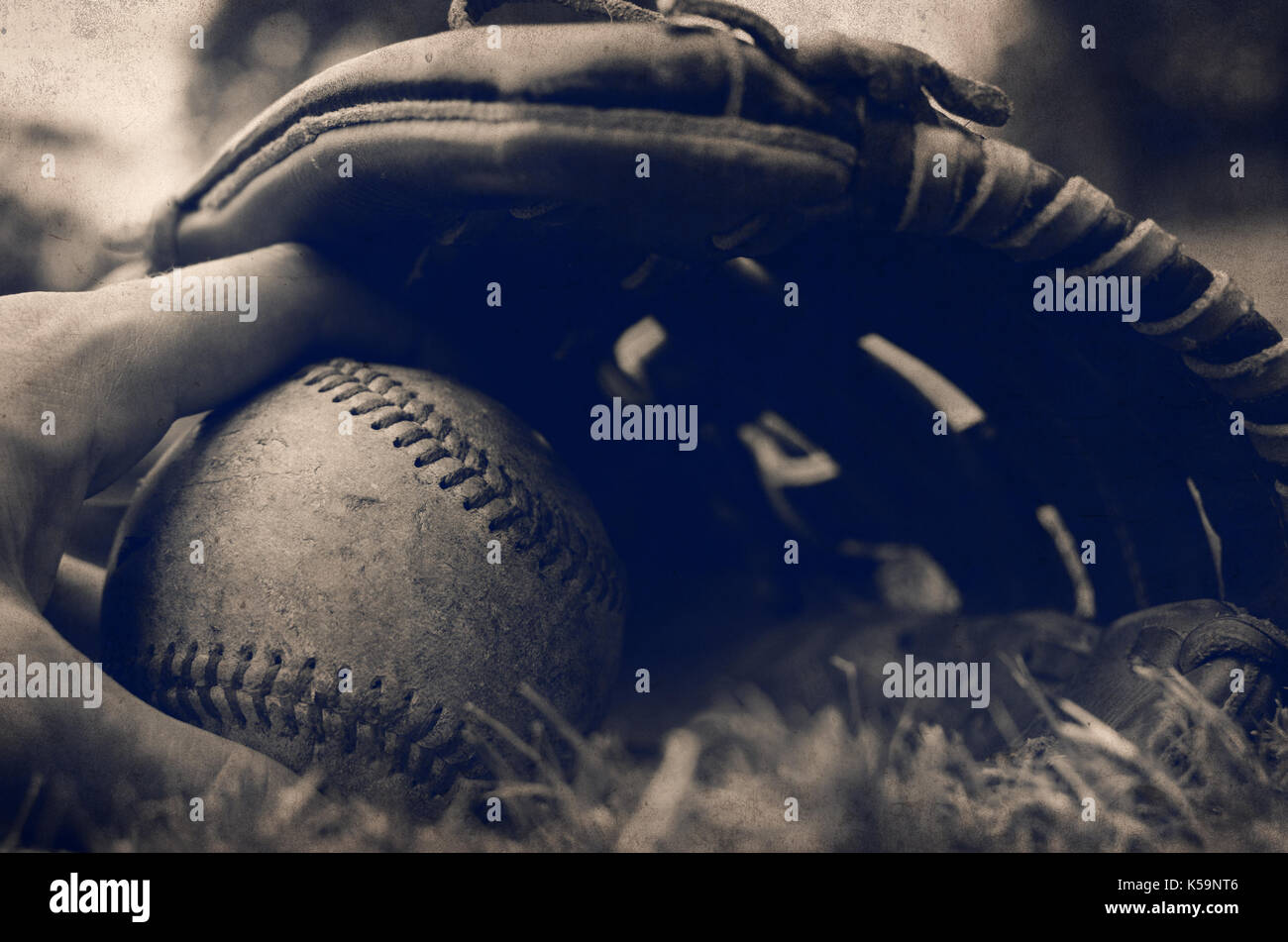 Vintage baseball Handschuh zeigt Spieler Hand greifen den Ball closeup Stockfoto