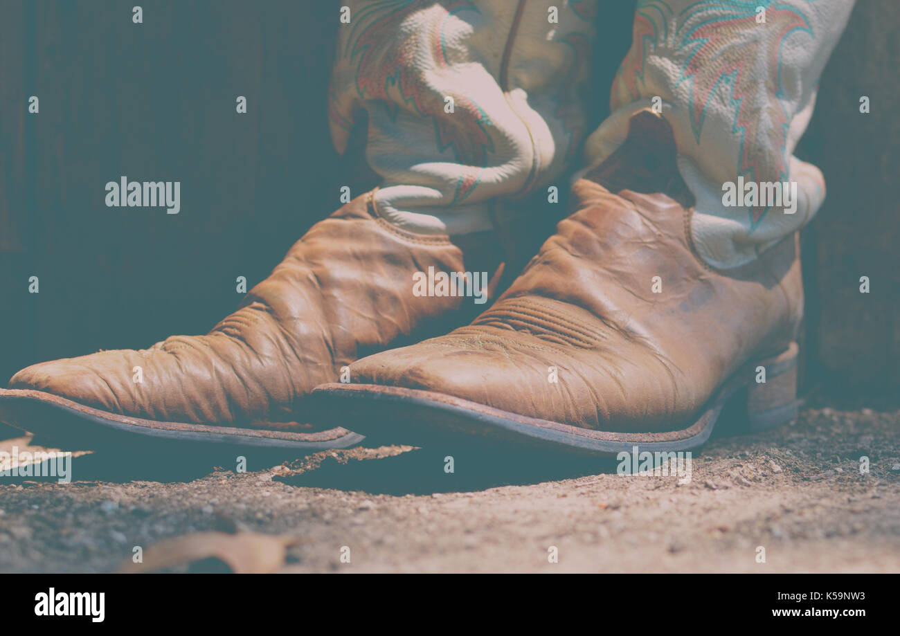 Braun getragen Western Cowboy Stiefel zeigen Texas Land Lifestyle. Stockfoto