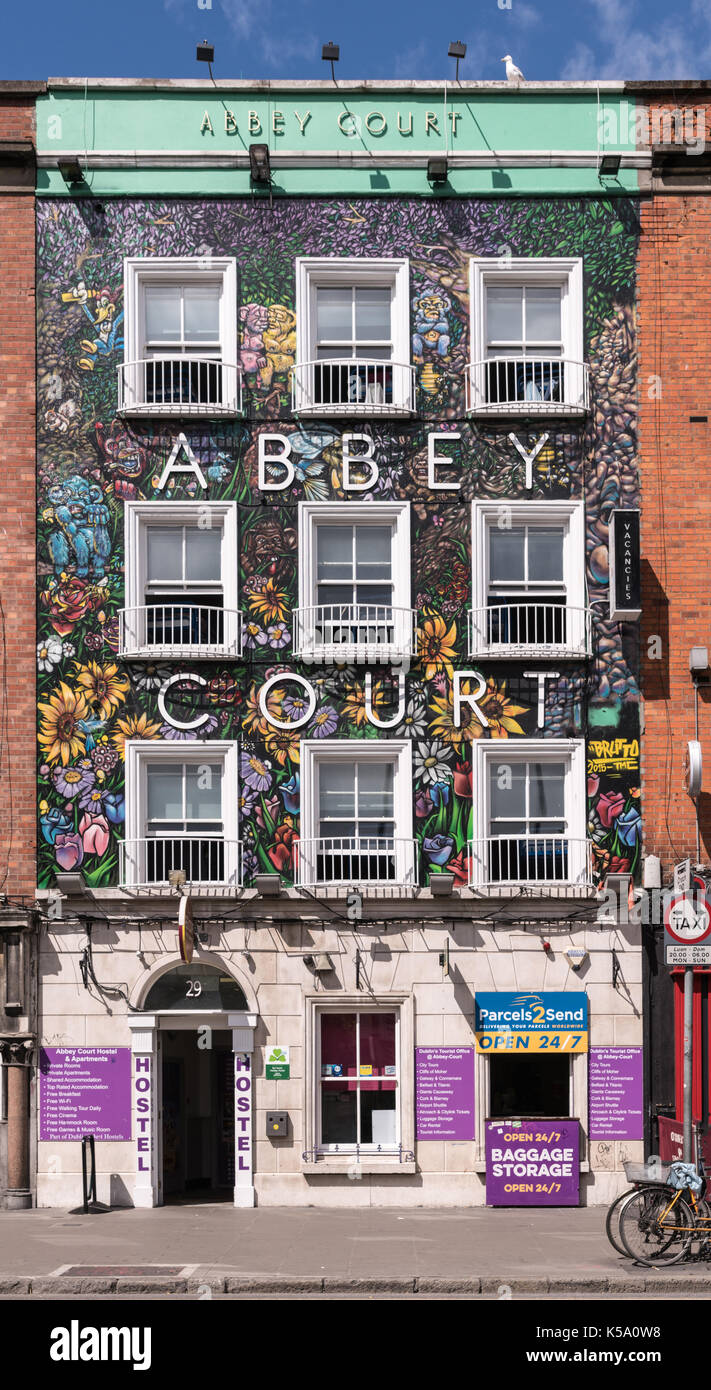 Dublin, Irland - 7 August, 2017: Historische Abbey Court Hostel Fassade auf Bachelor nicht zu Fuß zu weit weg von der O'Connell Bridge ist mit bunten Flow lackiert Stockfoto