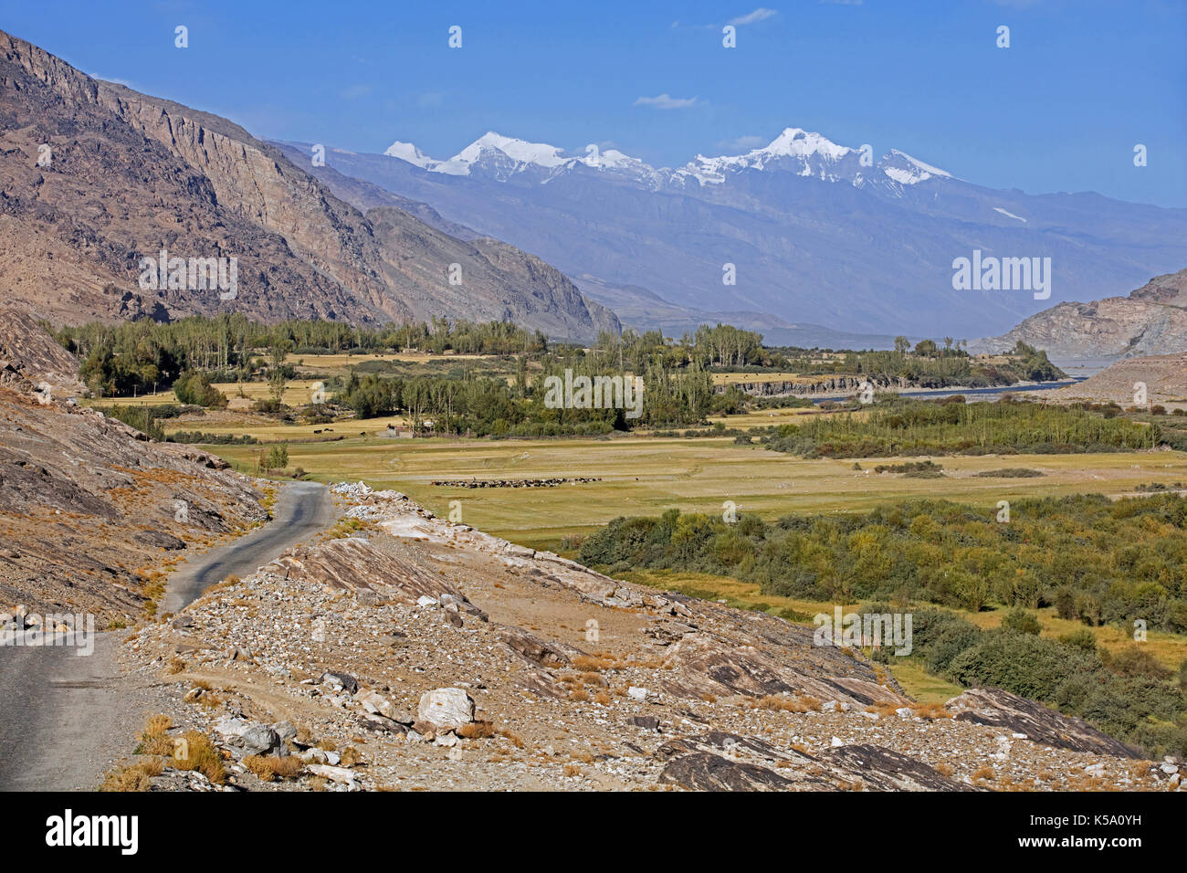 Schneebedeckten Gipfeln der Pamir Gebirge/Pamir und der Pamir Highway/M41 in der Provinz Gorno-Badakhshan, Tadschikistan Stockfoto