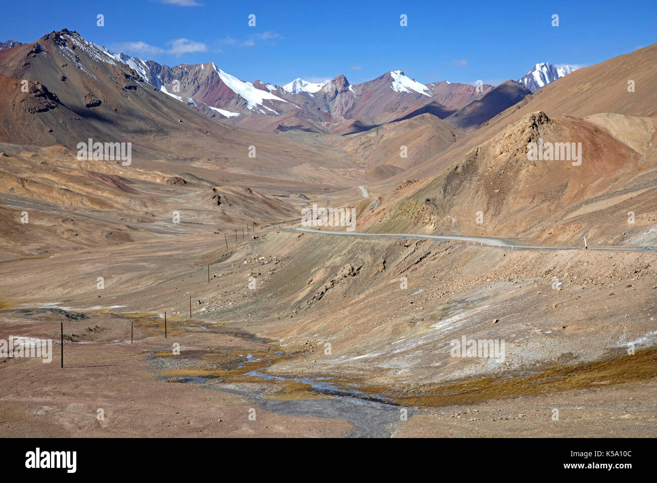 Blick vom höchsten Berg Ak-Baital Pass, pass auf 4,655 Meter auf Pamir Highway/M41 im Pamir, Provinz Gorno-Badakhshan, Tadschikistan Stockfoto
