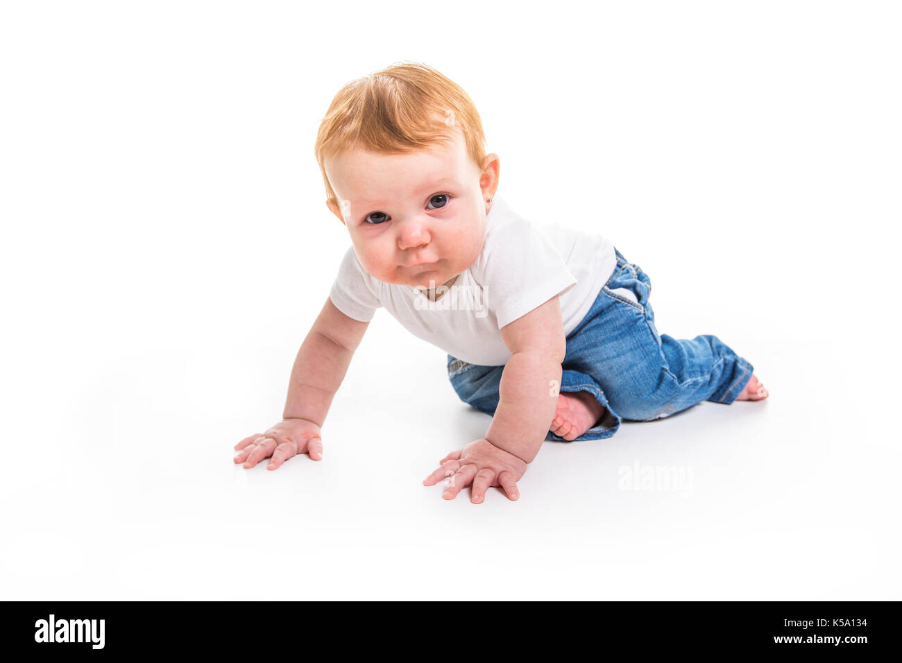 Baby Spaziergang auf Knie auf weißem Hintergrund Stockfoto