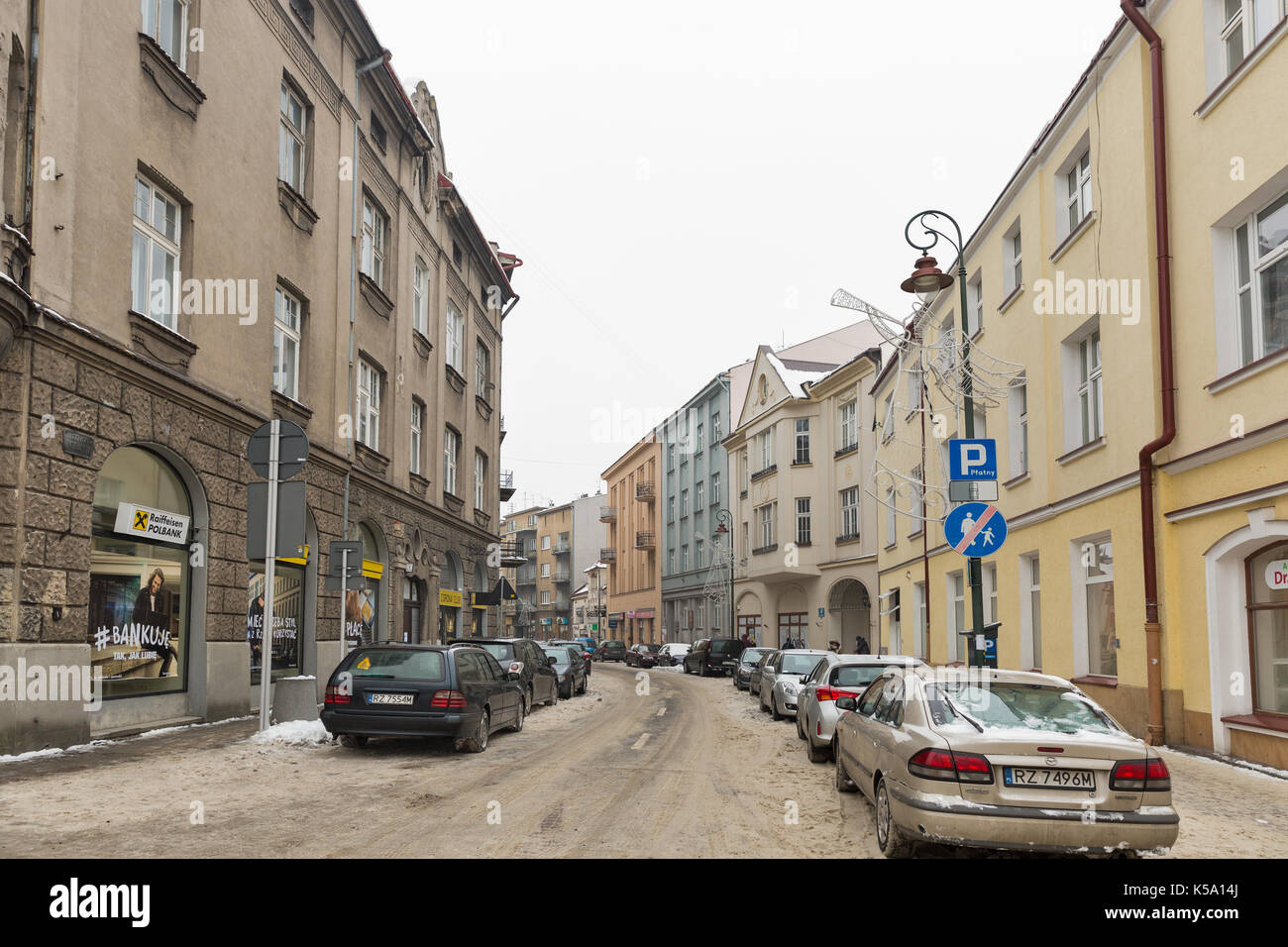 Rzeszow, Polen - Januar 17, 2017: die Menschen entlang der jagiellonska Winter Straße mit Banken und Cafés. Es ist die größte Stadt im südöstlichen Polen l Stockfoto