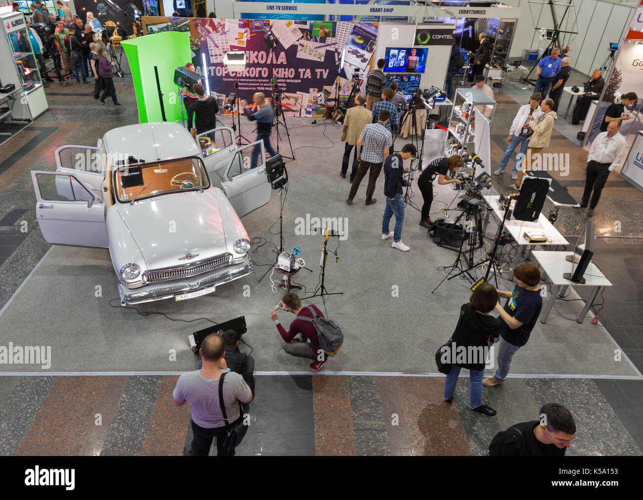 Kiew, Ukraine - Mai 18, 2017: die Menschen besuchen die Schule von Autoren Kino- und TV-Stand mit in bunten Lichtern markiert Gaz-21 Wolga Oldtimer duri Stockfoto