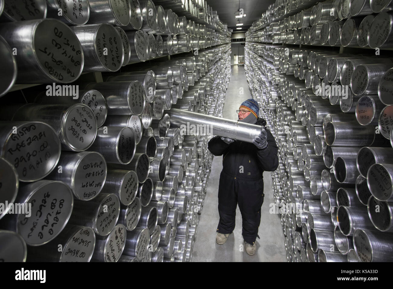 Denver, Colorado - Geoff Hargreaves, Kuratorin am National Ice Core Labor, hält einem Meter Abschnitt eines ice Core bei -36 Grad C (-3 gespeichert Stockfoto