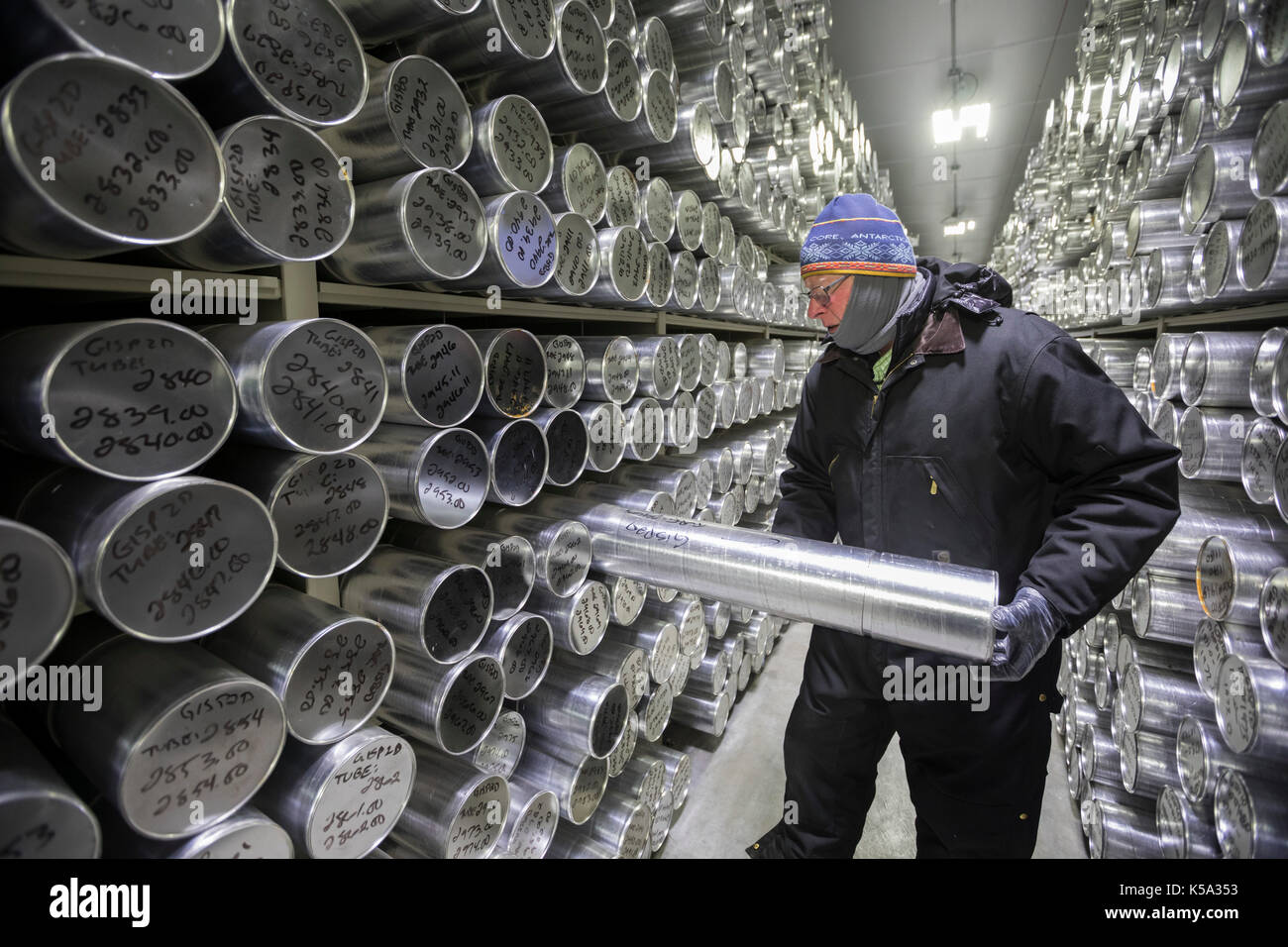 Denver, Colorado - Geoff Hargreaves, Kuratorin am National Ice Core Labor, hält einem Meter Abschnitt eines ice Core bei -36 Grad C (-3 gespeichert Stockfoto