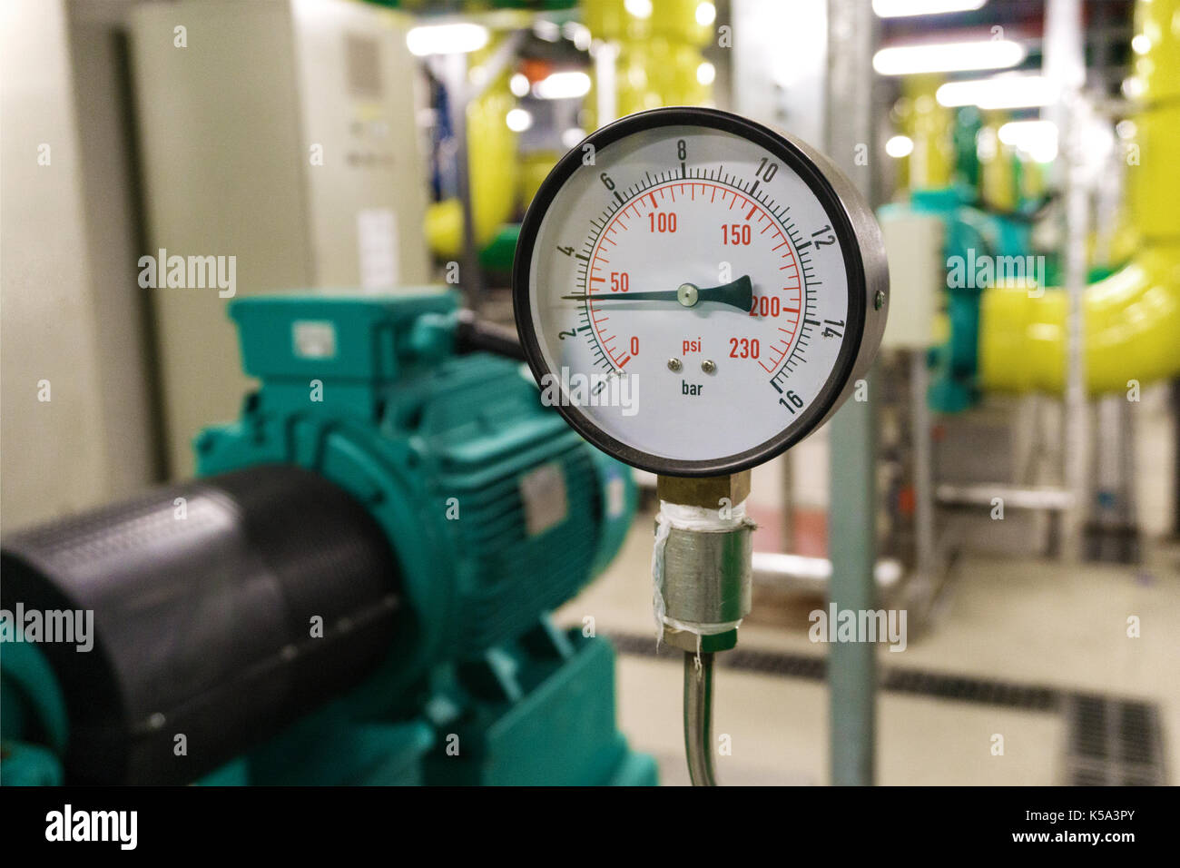 Betriebsfähiges Manometer zur Messung des Wasserdrucks in der Heizung  Stockfotografie - Alamy