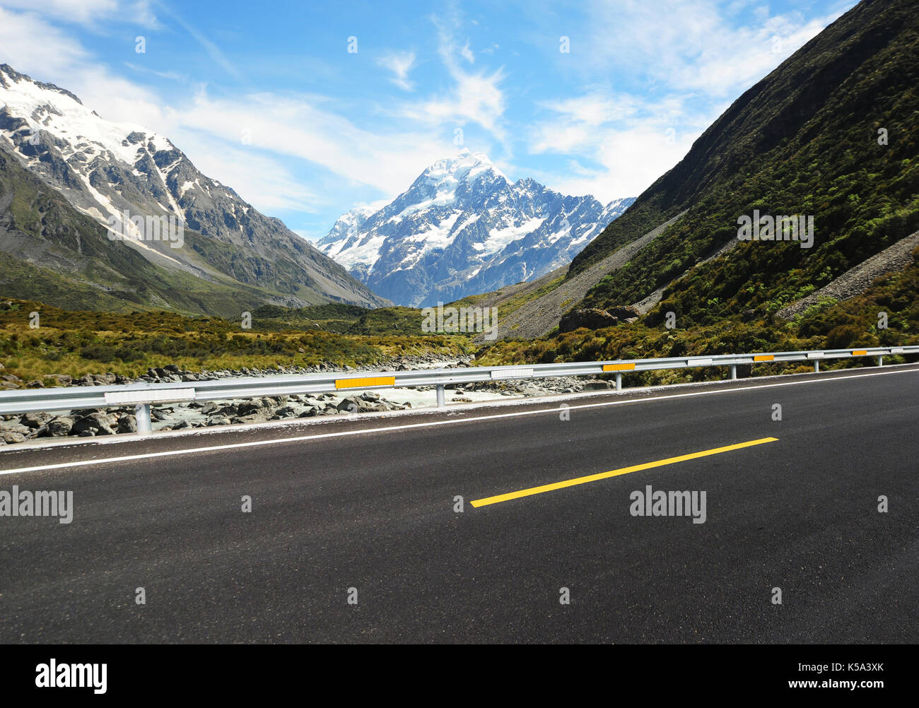 Asphaltierte Straße mit Snow Mountain Hintergrund. Stockfoto