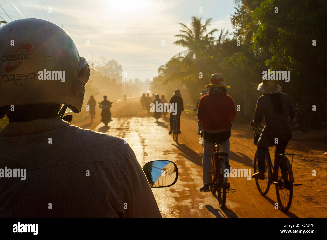 Menschen Fahrrad unten ein Feldweg in den Dörfern um Siem Reap, Kambodscha. Stockfoto