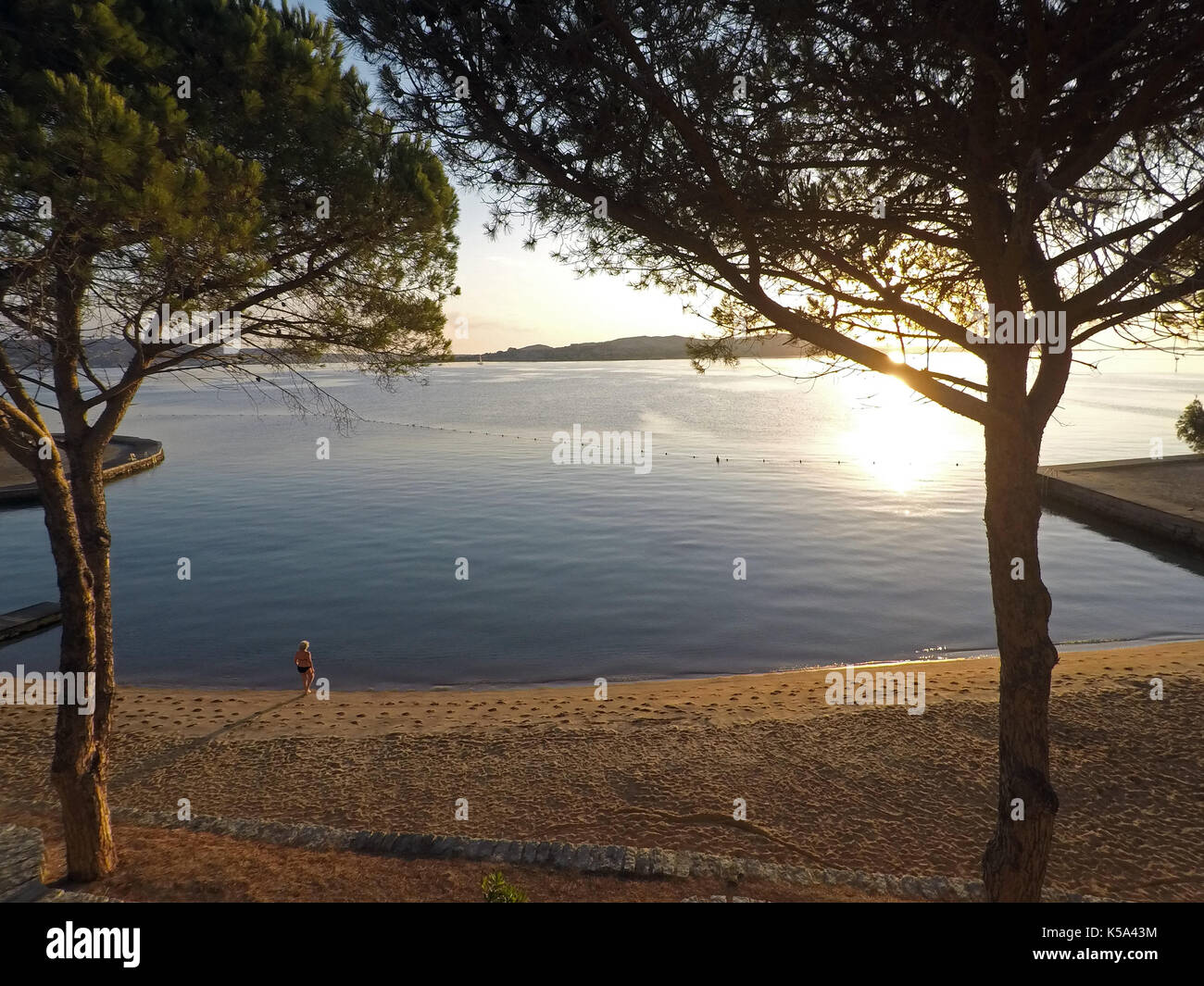 Palau, Sardinien, Sonnenaufgang am Strand Stockfoto