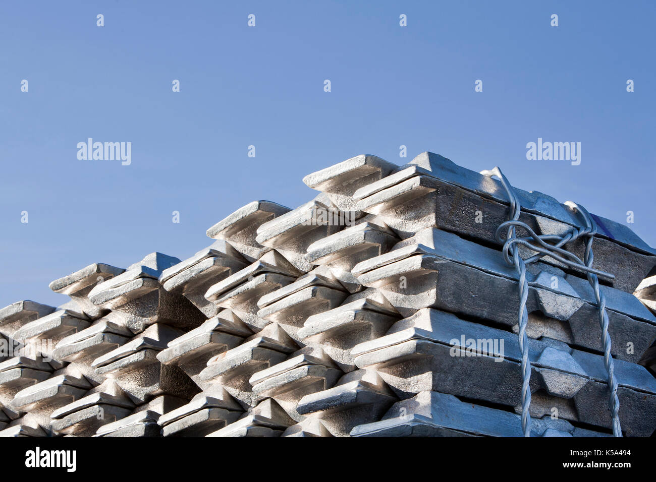 Glänzendes Aluminium Ingots und ein blauer Himmel Stockfoto