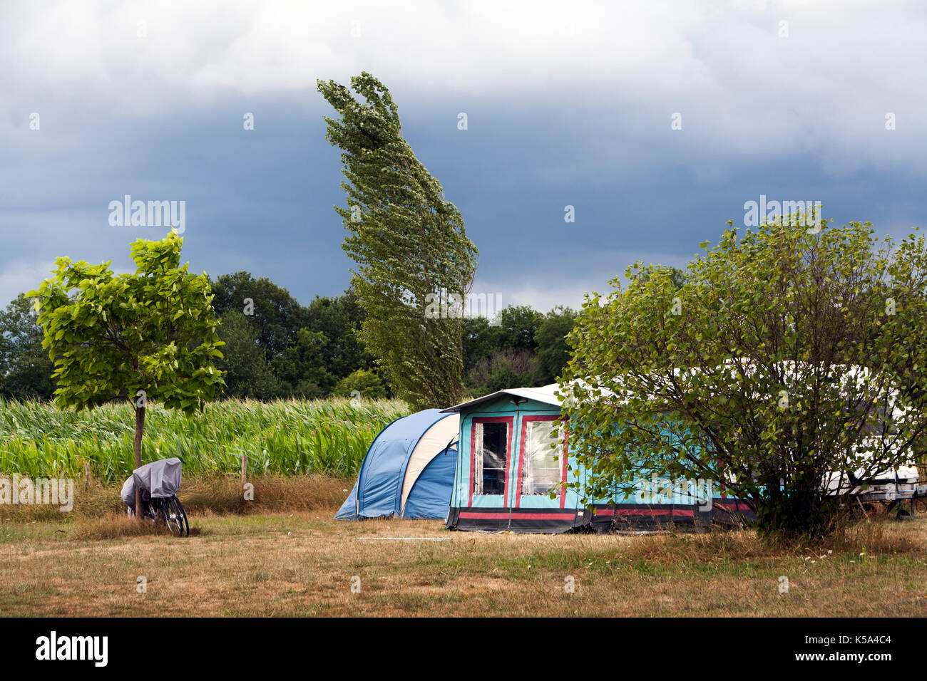 Windige Camping auf dem Bauernhof in Frankreich Stockfoto