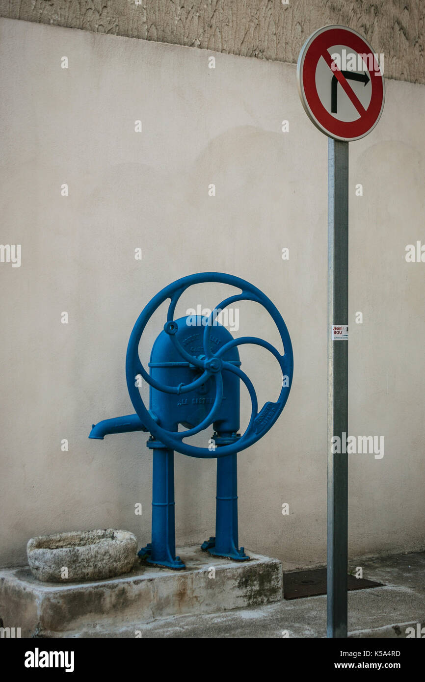 Alte hand Wasserpumpe, Tourbes, Herault, Frankreich. Stockfoto