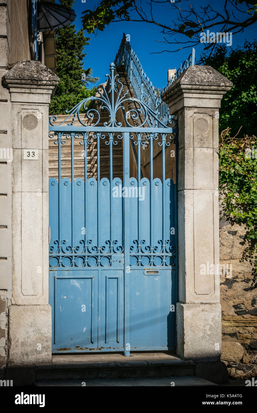 Dekorative blau Metall Eingangstore zu Gebäude, Tourbes, Herault, Frankreich. Stockfoto