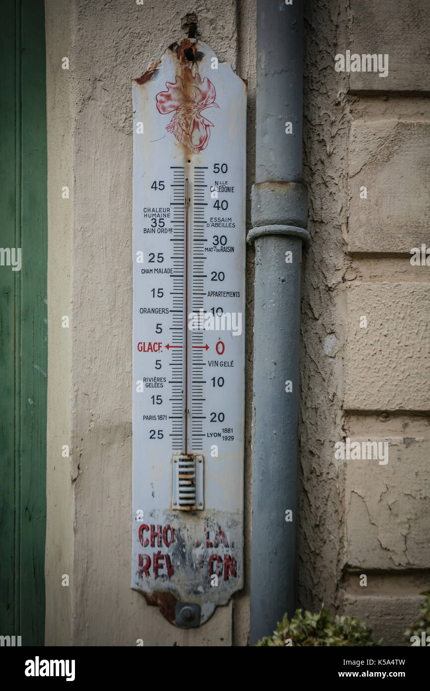 Alte Thermometer auf Wand von Gebäude, Tourbes, Herault, Frankreich. Stockfoto