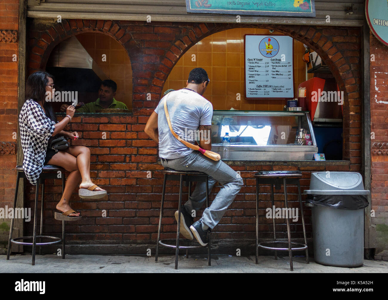 KATHMANDU, Nepal - 9/23/2015: Kunden an einer kleinen Straße: Cafe im Thamel Bezirk von Kathmandu, Nepal. Stockfoto