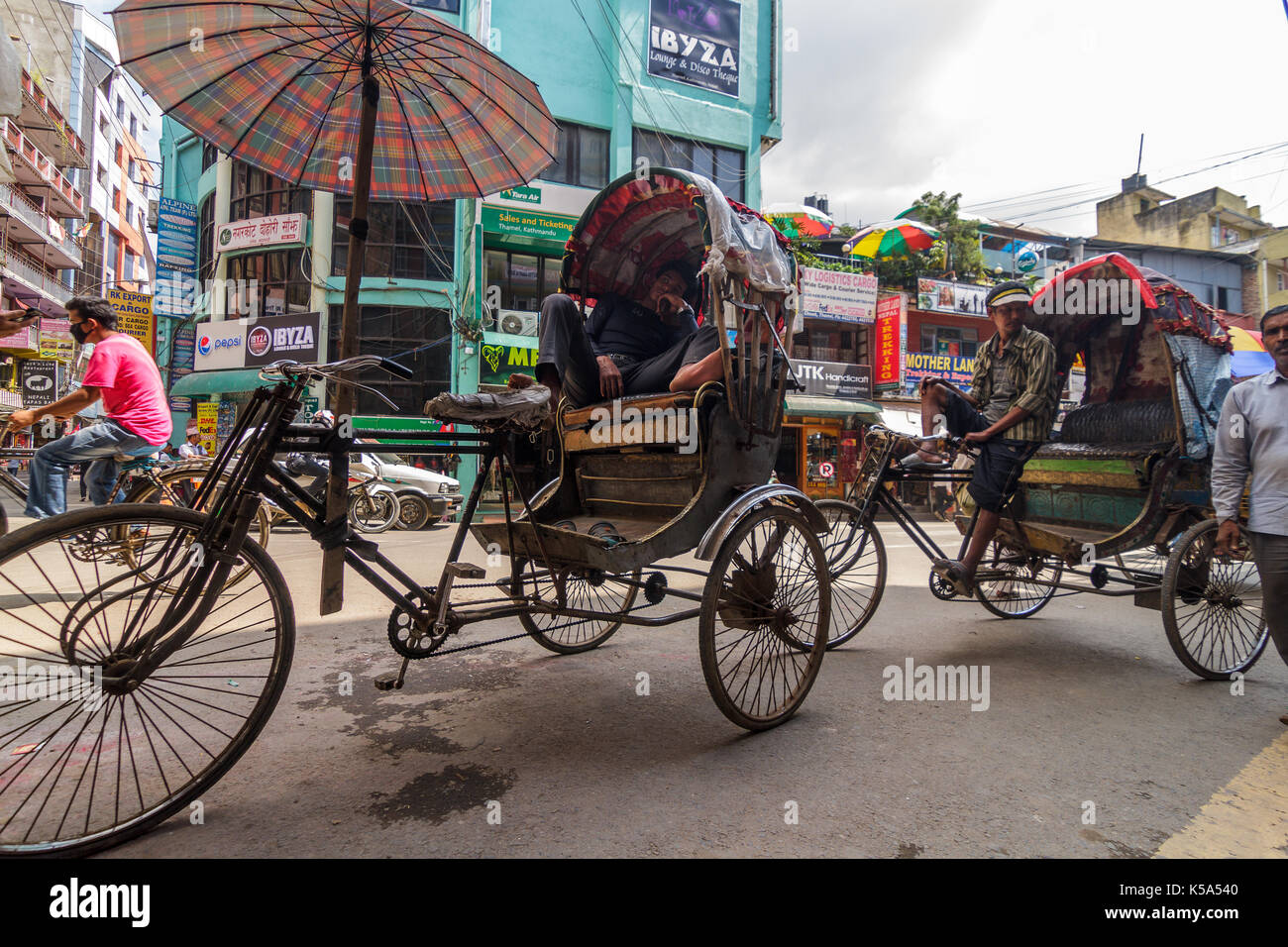 KATHMANDU, Nepal - 9/23/2015: ricksha Taxifahrer für Kunden im Thamel Bezirk von Kathmandu, Nepal. Stockfoto