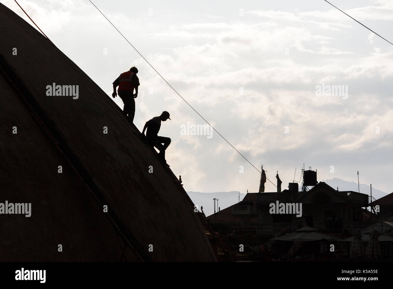 KATHMANDU, Nepal - 9/23/2015: Zwangsarbeiter der Boudhanath Stupa während des post Erdbeben Reparaturen in Kathmandu, Nepal absteigen. Stockfoto