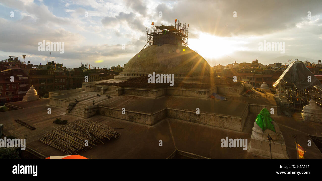 KATHMANDU, Nepal - 9/23/2015: Bouddhanath Stupa unter Renovierung nach dem Erdbeben in Kathmandu, Nepal 2015. Stockfoto