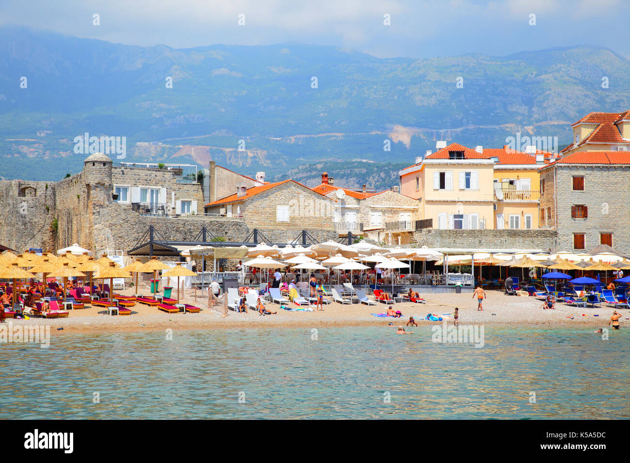 Budva, Montenegro - Juni 13, 2017: Strand in der Nähe der Altstadt von Budva in Montenegro. Stockfoto