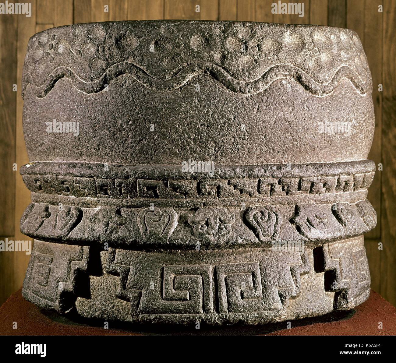 Prä Zeitraum. Aztec. Huehuetl. Representacion in Stein von einer aztekischen Drum gemacht. Aus Mexiko DF. Das Museum für Anthropologie in Mexiko. Stockfoto