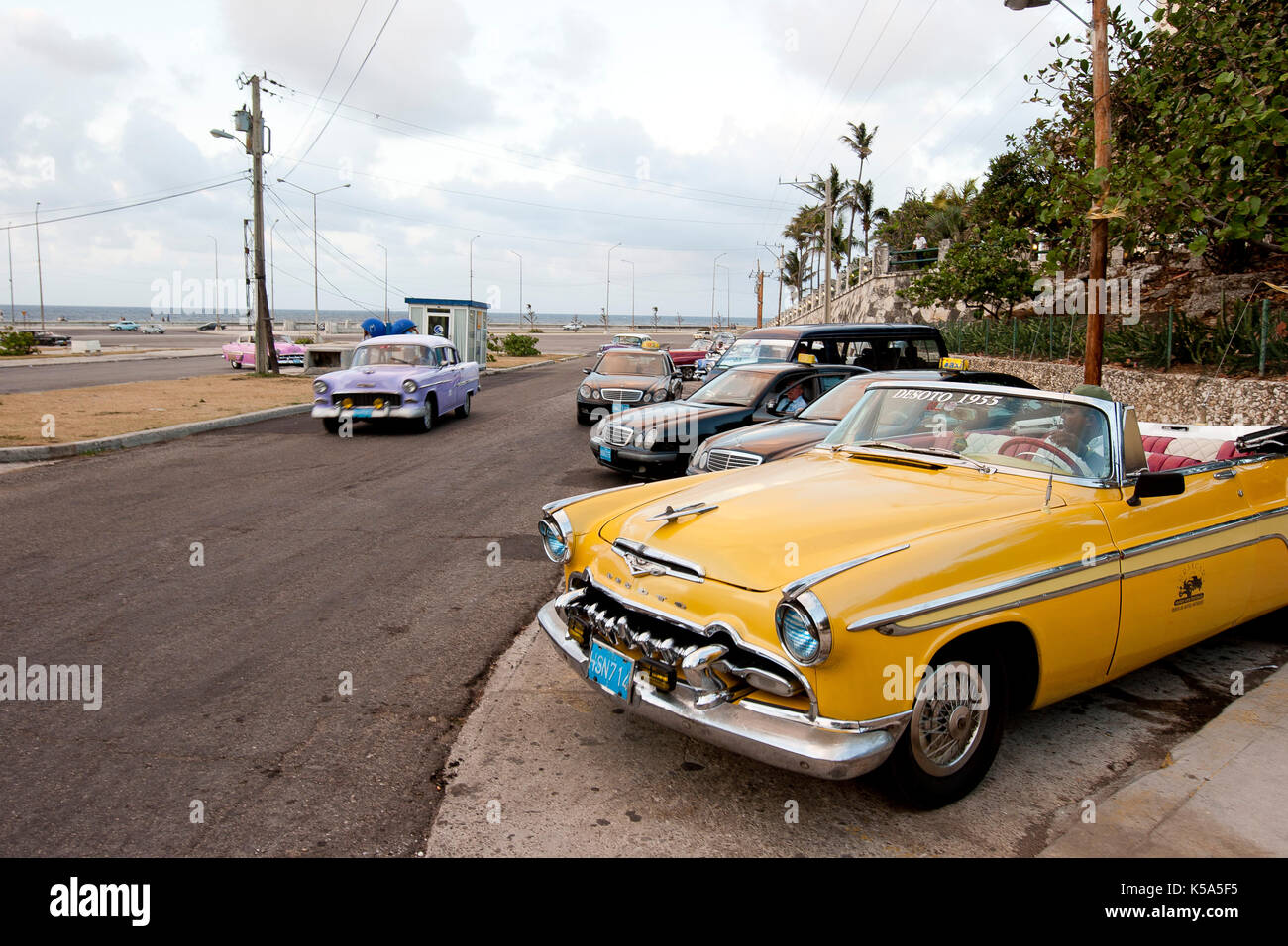 Der berühmte Old Classic 1950 amerikanische Autos außerhalb der berüchtigten Nacional Hotel am Malecon in Havanna, Kuba Stockfoto
