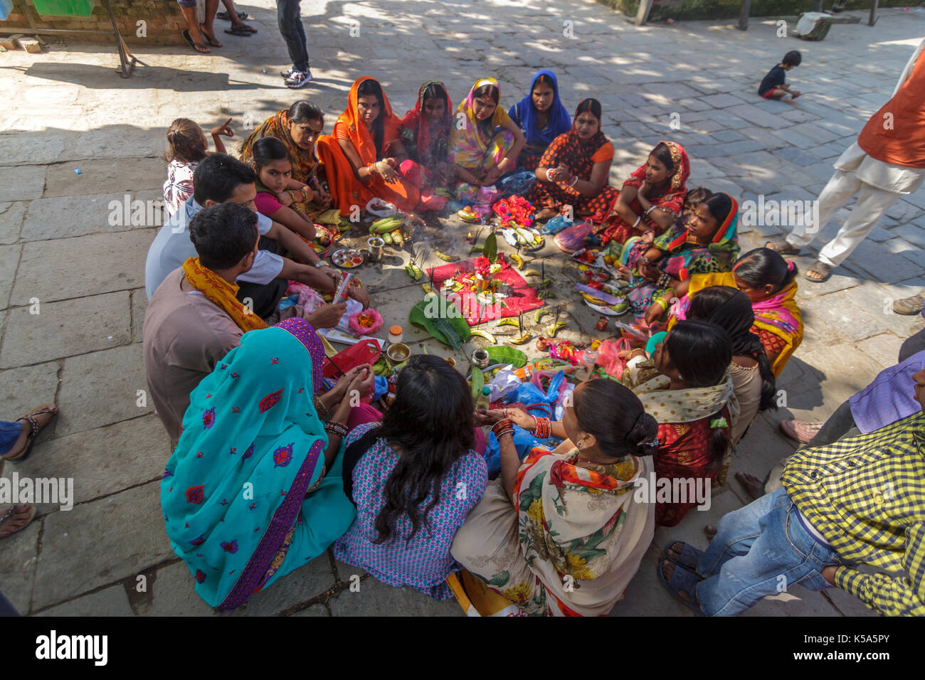 KATHMANDU, Nepal - 9/26/2015: Hindu Frauen in traditionellen Sari sitzen in einem Kreis am Durbar Square in Kathmandu, Nepal. Stockfoto