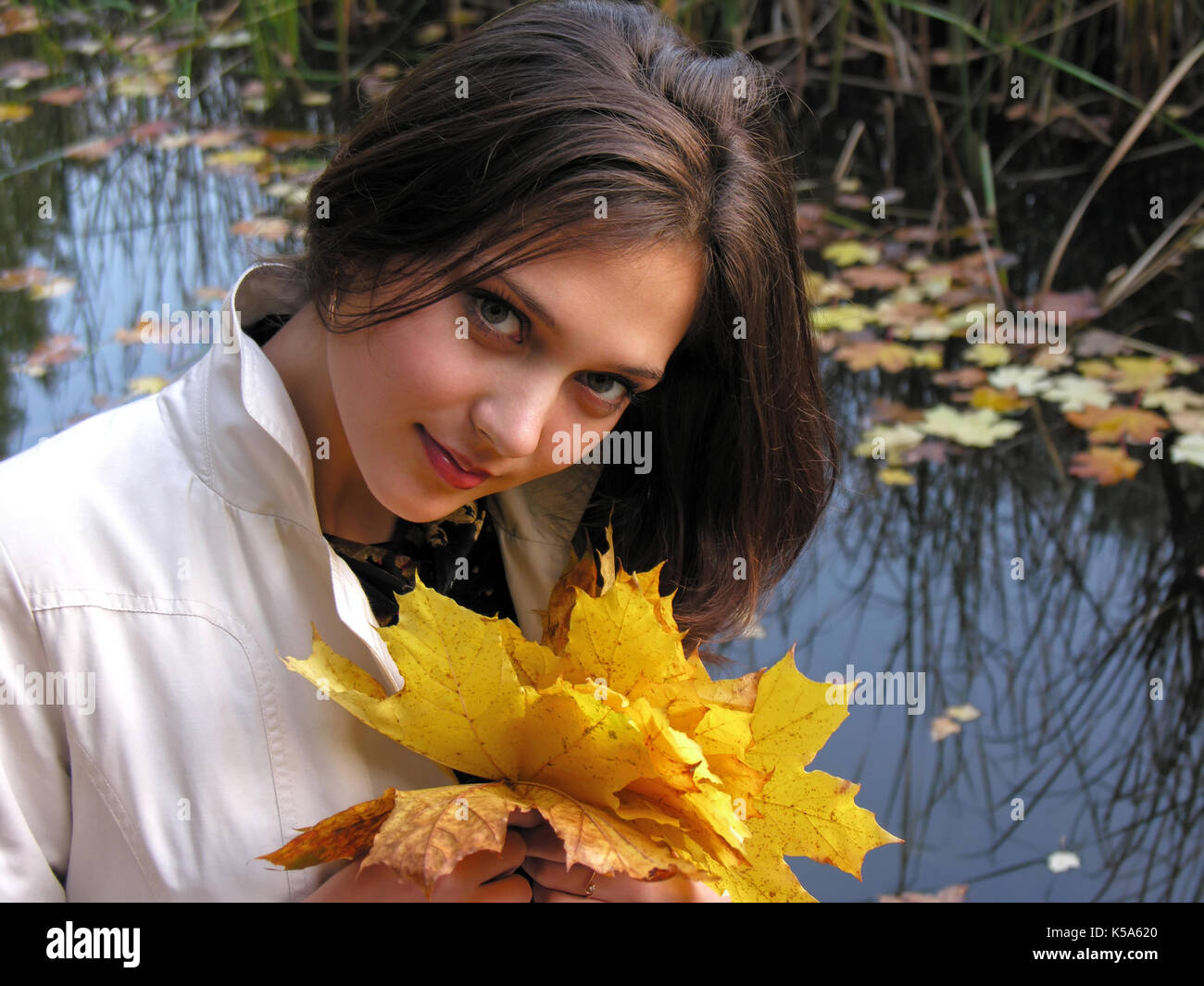Portrait von Junge attraktive Frau im Herbst Park Stockfoto