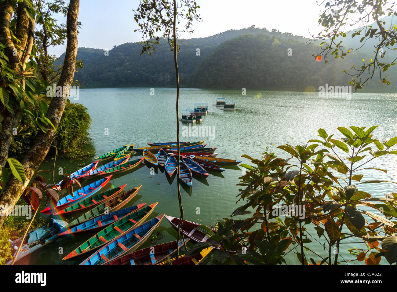 Bunte Kanu Boote bei Sonnenaufgang am Phewa See in Pokhara, Nepal. Stockfoto