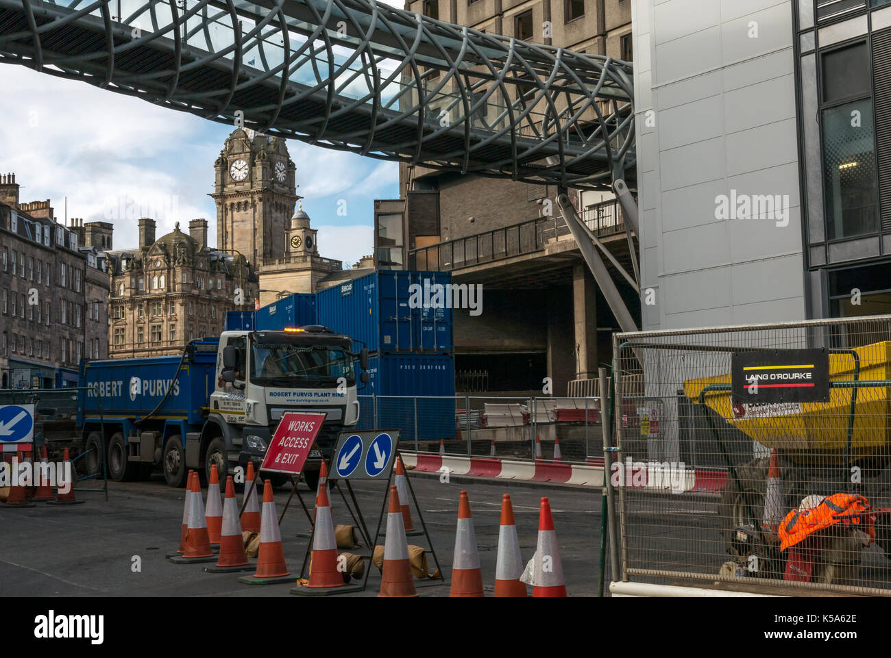 Bauarbeiten schließt Leith Street, Edinburgh, Schottland, Großbritannien, für 10 Monate und demolierte St James Zentrum, mit Rocco Forte Hotel Balmoral Stockfoto