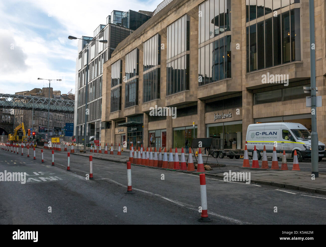Bauarbeiten schließt Leith Street, Edinburgh, Schottland, Großbritannien, für 10 Monate und demolierte St James Center und neben John Lewis erneuern Stockfoto