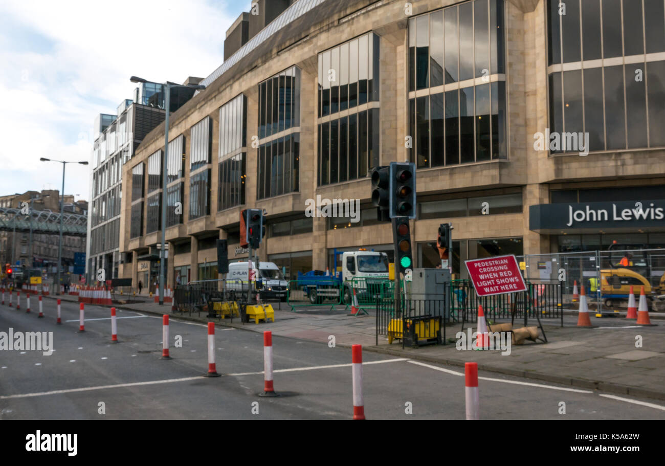 Bauarbeiten schließt Leith Street, Edinburgh, Schottland, Großbritannien, für 10 Monate und demolierte St James Center und neben John Lewis erneuern Stockfoto