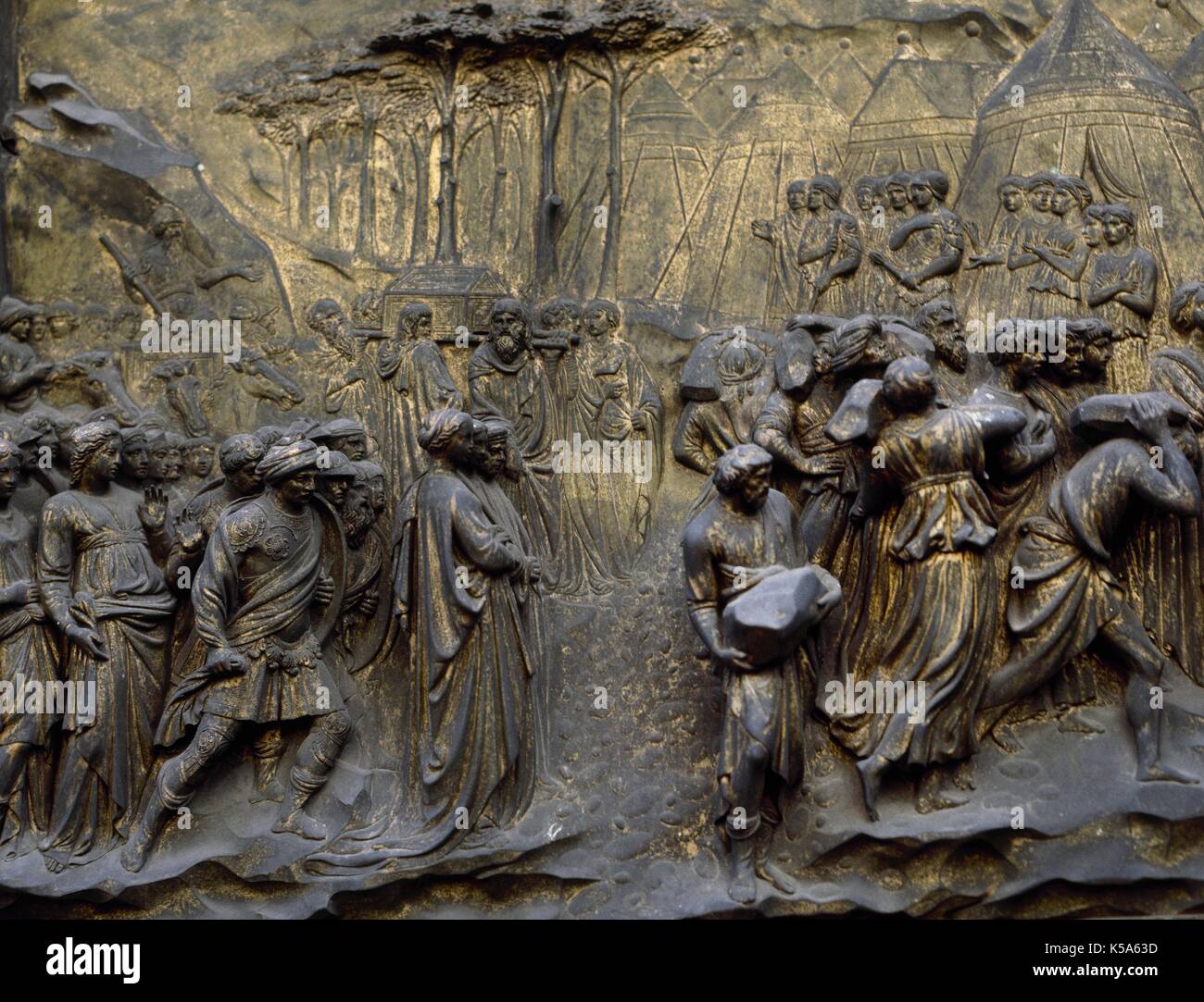 Tür des Paradieses (1425-1452). Taufkapelle St. Johannes (Florenz, Italien). Detail der Tür von Lorenzo Ghiberti (1380-1455). Josue nimmt Jericho. Erleichterung. Stockfoto