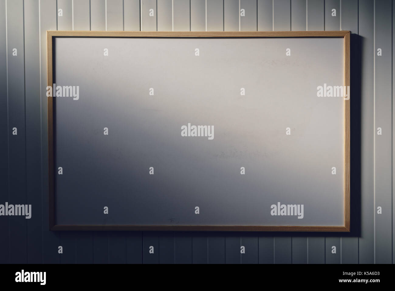 Leeres Whiteboard im Büro, weiße Board als textfreiraum für Geschäfts- oder Bildung Nachrichtentext oder Grafiken Stockfoto