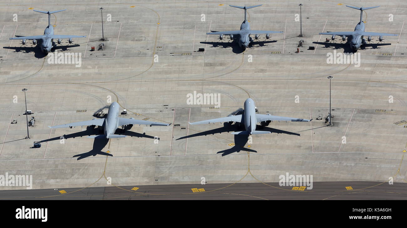 Teil der Rampe an RAF Brize Norton als von oben auf einen ruhigen Sonntag gesehen Stockfoto