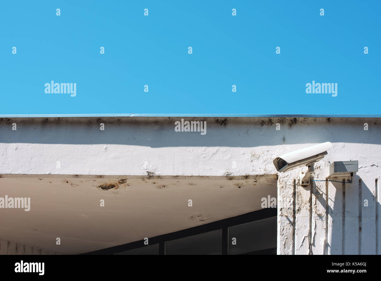 Schulhof CCTV-Kamera für die Schutz- und Überwachungszonen mit blauem Himmel als leere Kopie Raum Stockfoto